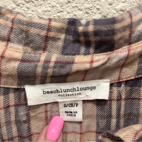 BeachLunchLounge Light Tan Plaid Crinkle Button Down Top S - Picture 4 of 5